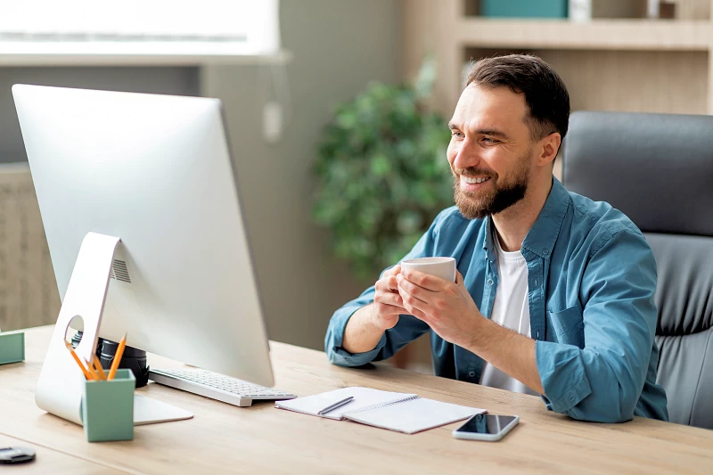 servicio-de-hosting Hombre leyendo sobre el hosting compartido